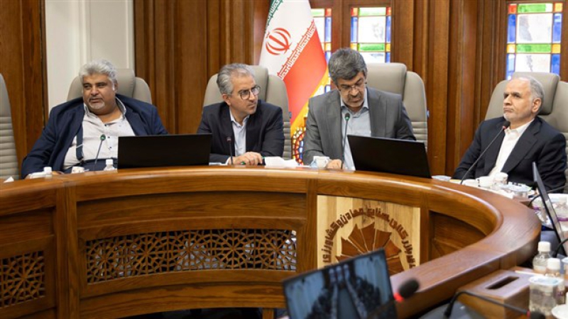 در نشست شورای گفت&zwnj;وگوی یزد مطرح شد قوانین ارزی کشور، صادرکنندگان را به چالش کشیده است | دو طرح ویژه برای افزایش انتقال آب به یزد