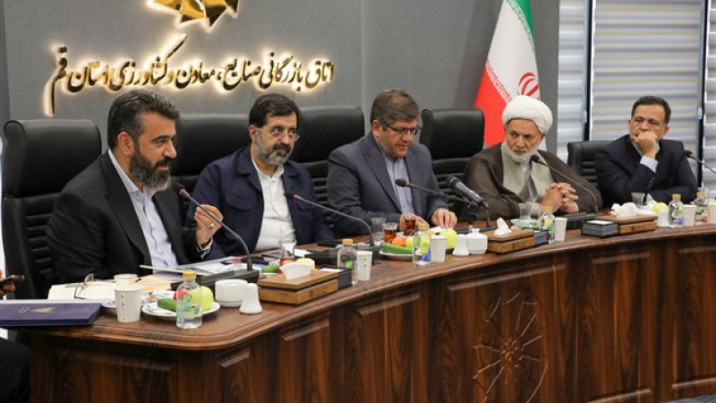 رئیس اتاق قم در هفتاد و سومین نشست شورای گفت&zwnj;وگوی استان قم؛ حرکت به سمت واقعی&zwnj;سازی قیمت انرژی، زمینه&zwnj;ساز توسعه زیرساخت&zwnj;های حمل&zwnj;ونقل ریلی است